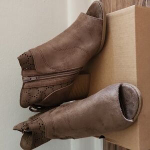 NWOT Suede Open Toes Shoes